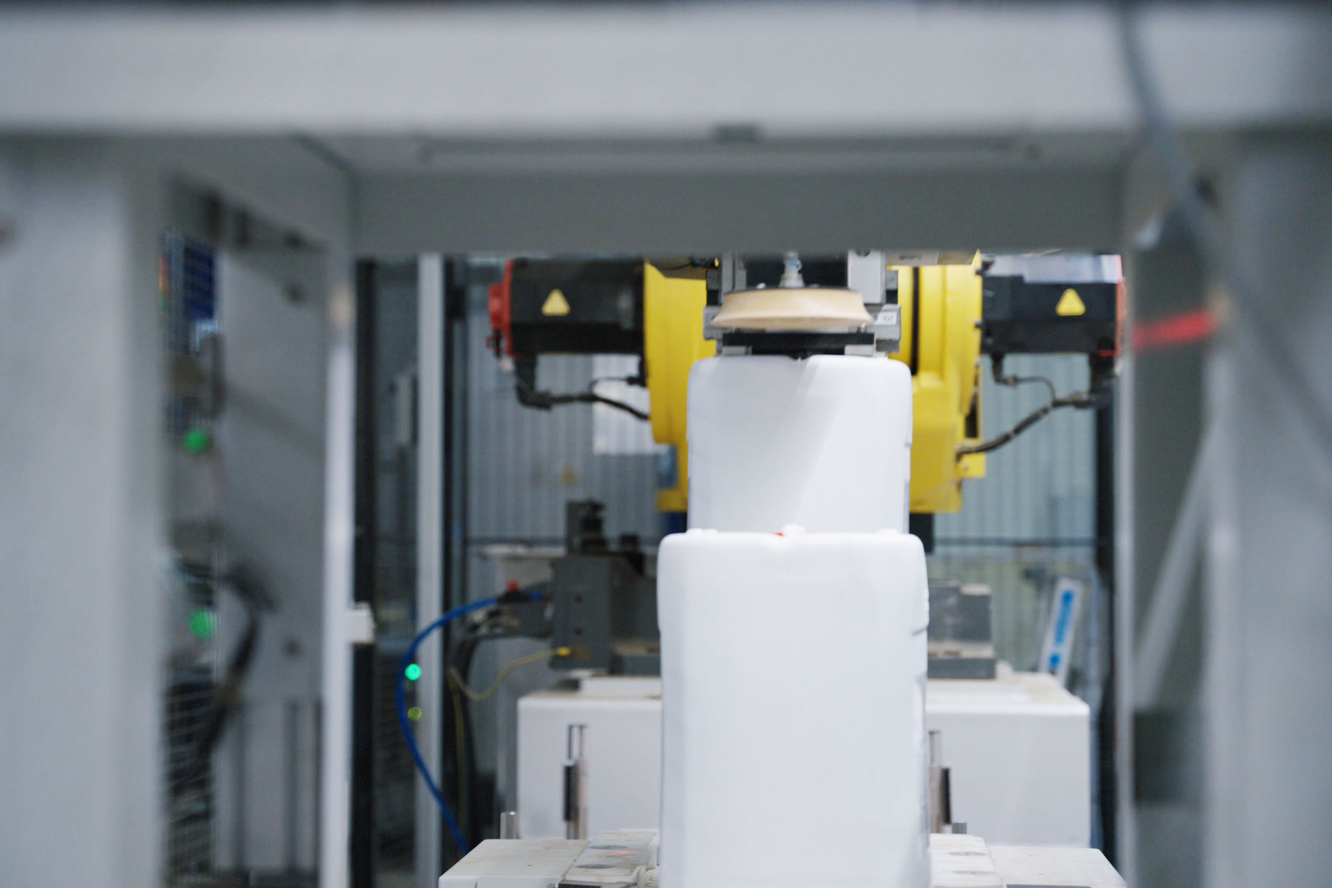 Kanister in Maschine in Viovera Blattdünger Produktion