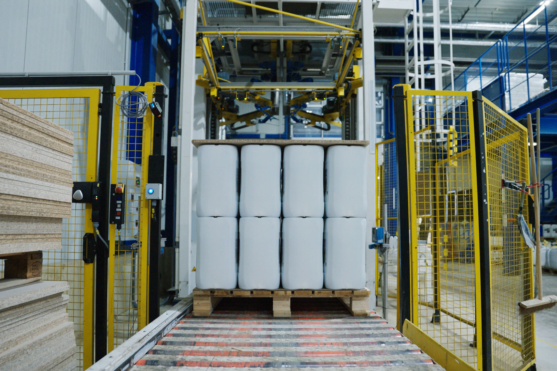 Blattdünger Kanister in Produktionsanlage